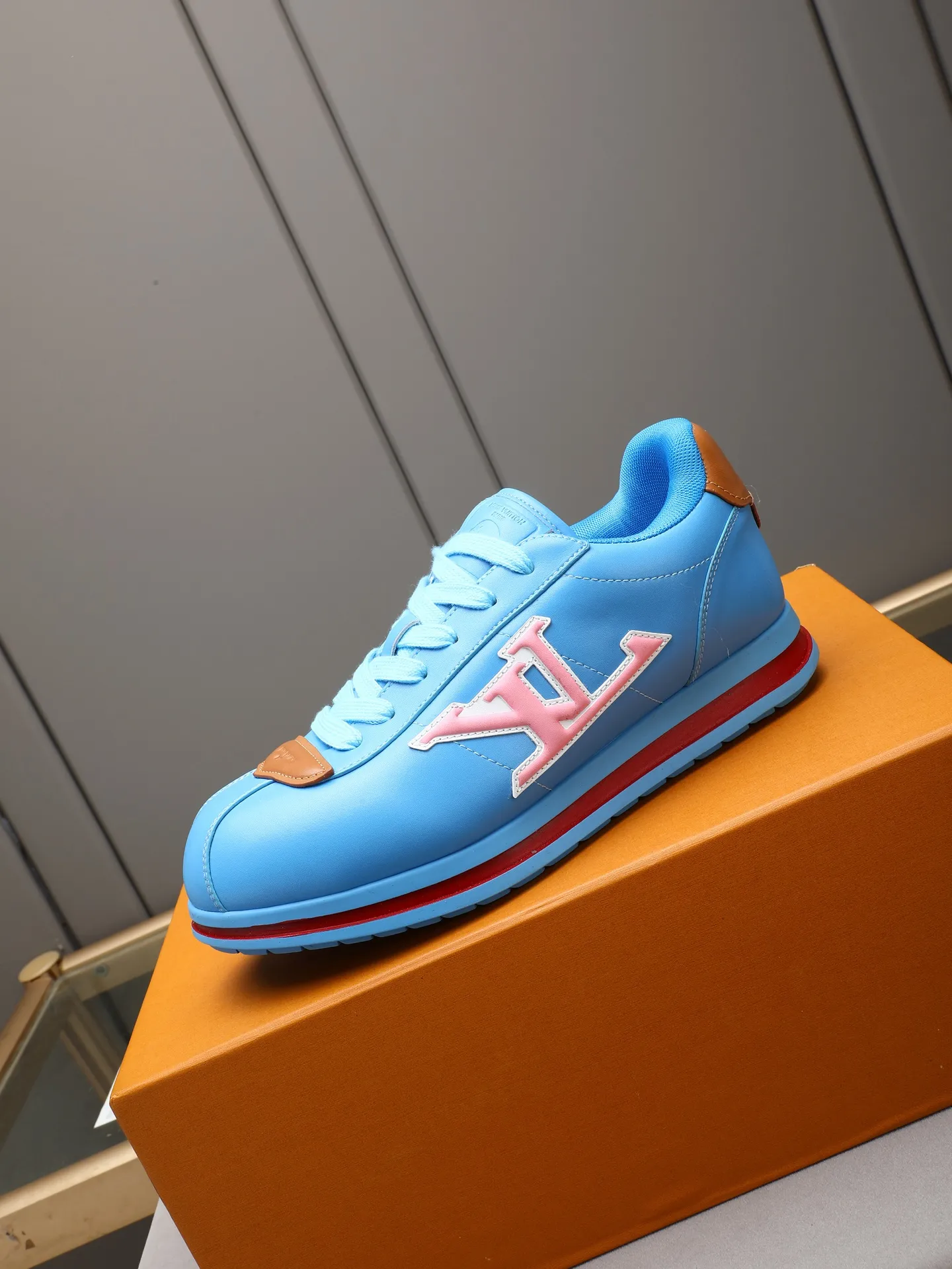 PP560 LV Louis Vuitton L Jialu Brand Runner Tatic Series Thick-soled Casual Sports Shoes Running Shoes Original purchase, development and production This LV Runner Tatic sports shoe combines technical materials such as mesh fabric and ribbons to interpret the inspiration of traditional mountaineering shoes. LV letters are written on one side, the lariat buckle of the quick lacing system is embellished with Monogram flowers and Louis Vuitton logos, and the light and wear-resistant rubber outsole completes the whole. ▪️Fabric: Original imported cowhide + mesh ▪️Inner lining: Original customized breathable mesh ▪️Sole: Original open-molded anti-slip rubber combination material ▪️Size: Men's 38-44 (customized for 45 and 46)